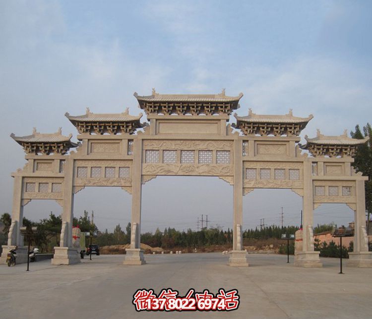 精美大型鏤空牌樓石雕，為公園廣場(chǎng)增添美麗色彩