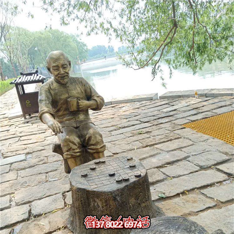 玻璃鋼雕塑仿銅老頭，點綴公園里