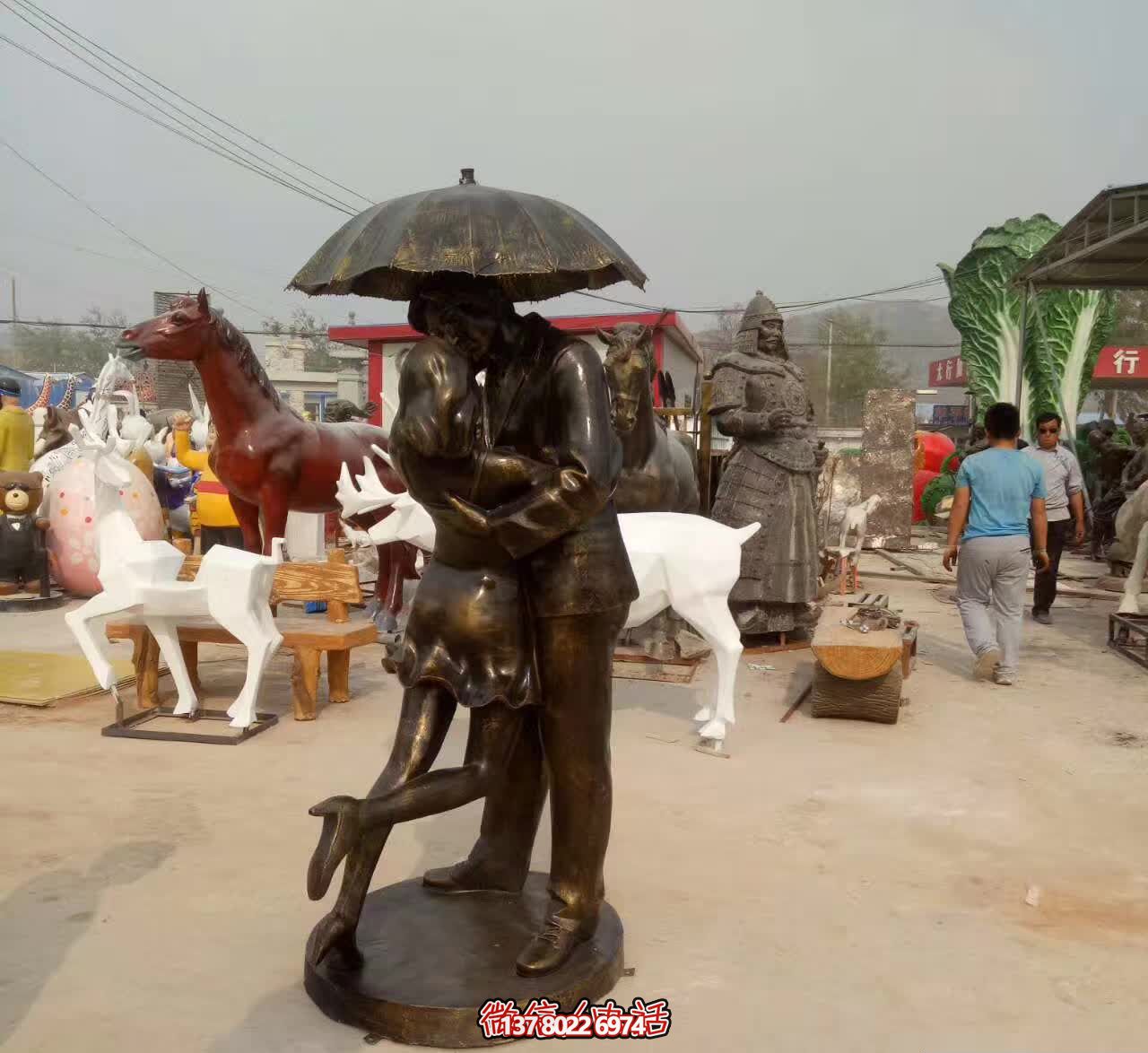 銅雕傘情侶接吻雕塑，在景區(qū)擁抱浪漫