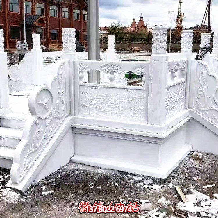 漢白玉升旗臺(tái)，做工精美，安全防護(hù)欄桿