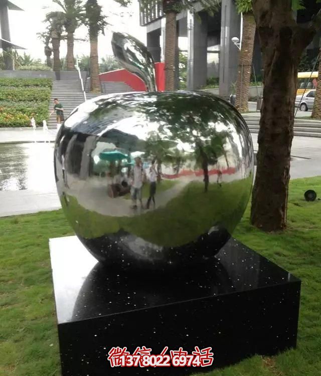 不銹鋼蘋果雕塑擺件，讓你的戶外空間更有創(chuàng)意！