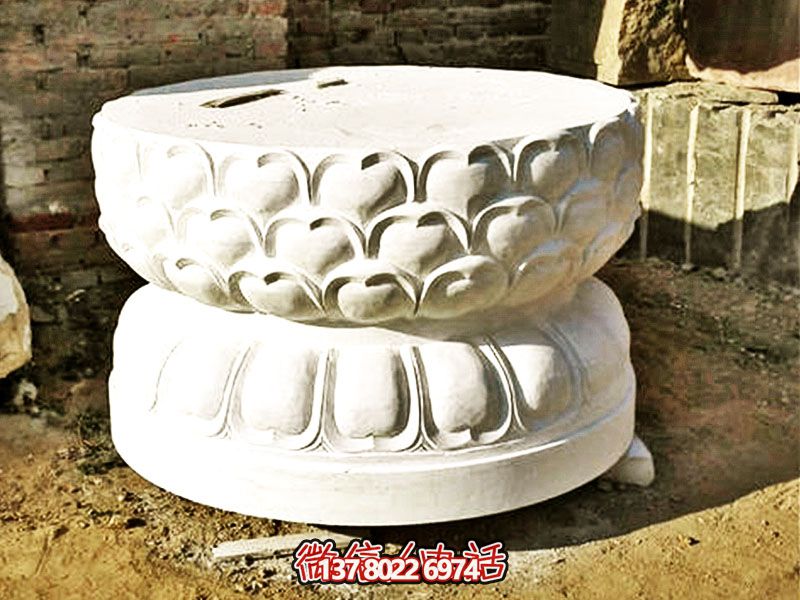 漢白玉制須彌座佛像，以精美圓形飾就古樸寺院