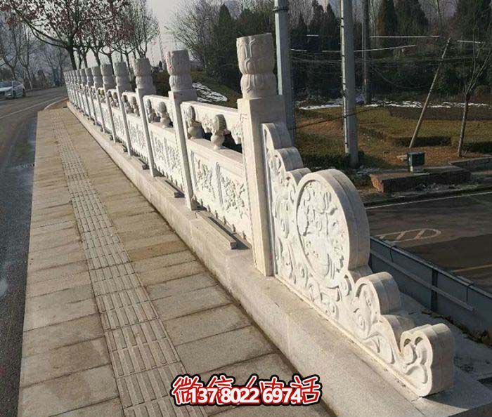 現(xiàn)代城市綠化防護(hù)欄桿，融入自然元素的花崗巖石雕