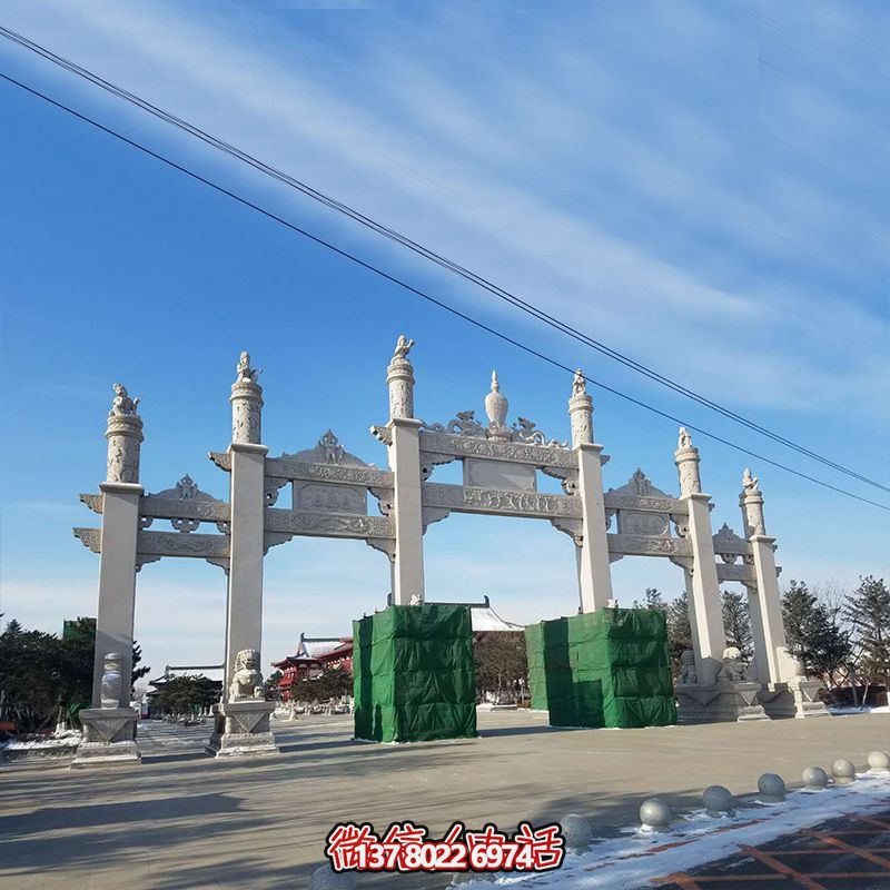 新款漢白玉牌坊，美觀而古樸的石六柱，為寺院和景區(qū)增添靈氣