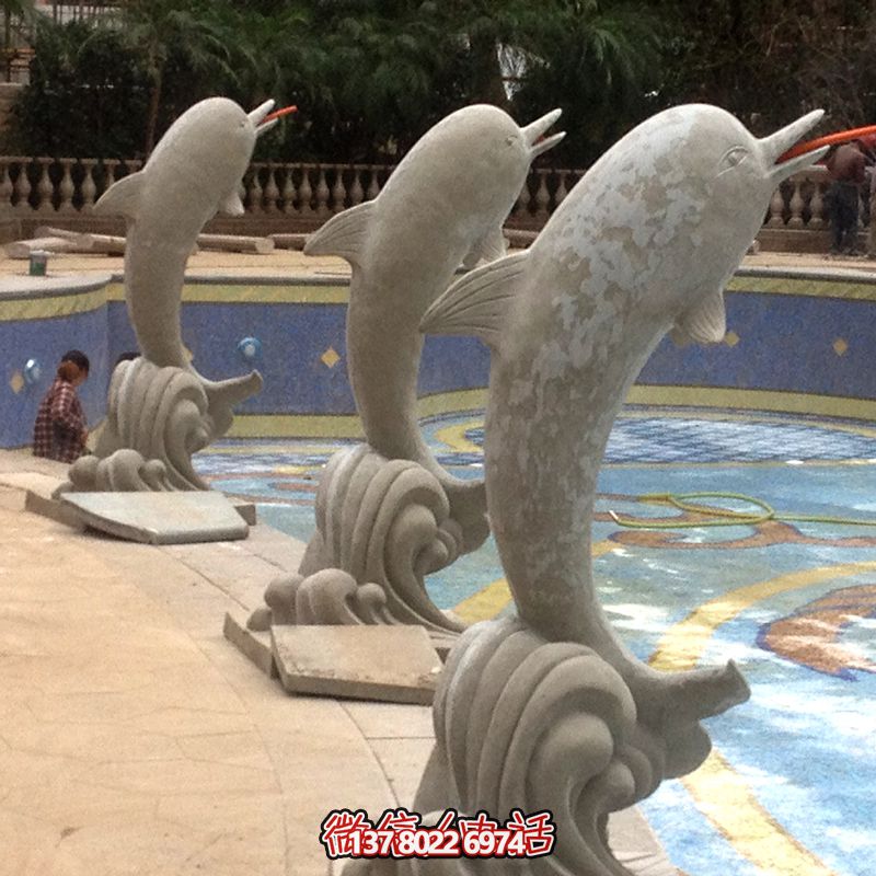 海邊的精美石雕雕塑，讓海豚伴你一起享受美食