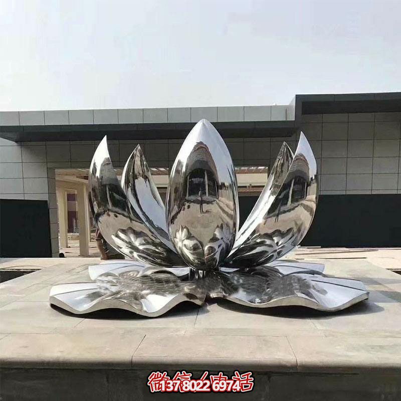 大型不銹鋼蓮花雕塑，鏡面反射景觀