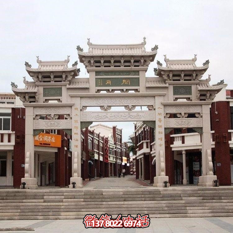 精美中式三門牌坊，裝飾大理街道