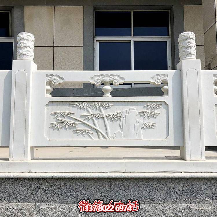 精致古典庭院雕飾浮雕石柱、欄桿、欄板，營造溫馨園林