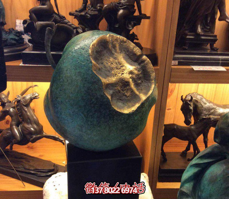 美麗寧?kù)o，自然綠意——欣賞公園銅雕景觀，享受一口新鮮蘋果