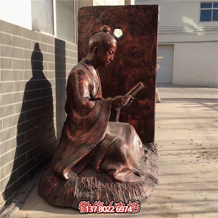 創(chuàng)意銅雕鑿人物看書借光雕塑，點亮景區(qū)美好氛圍