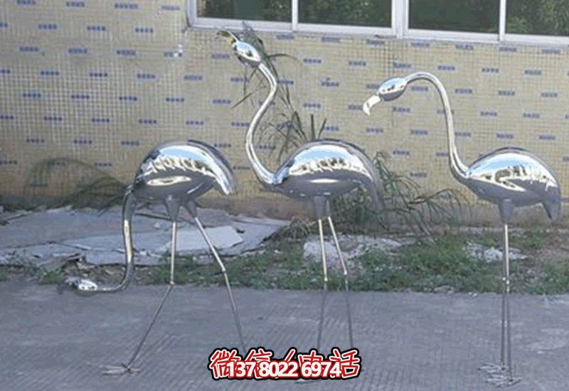 不銹鋼火烈鳥雕塑，完美擺放于室內(nèi)外庭院
