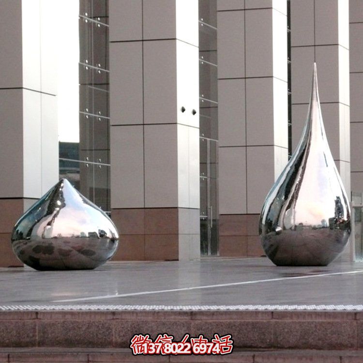 大型不銹鋼水滴異形鏡面雕塑，為廣場增添亮麗風(fēng)景
