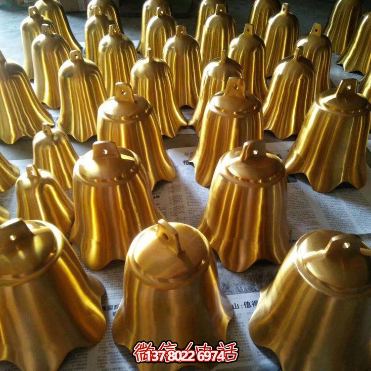 純銅雕塑銅鐘，點綴寺廟景觀