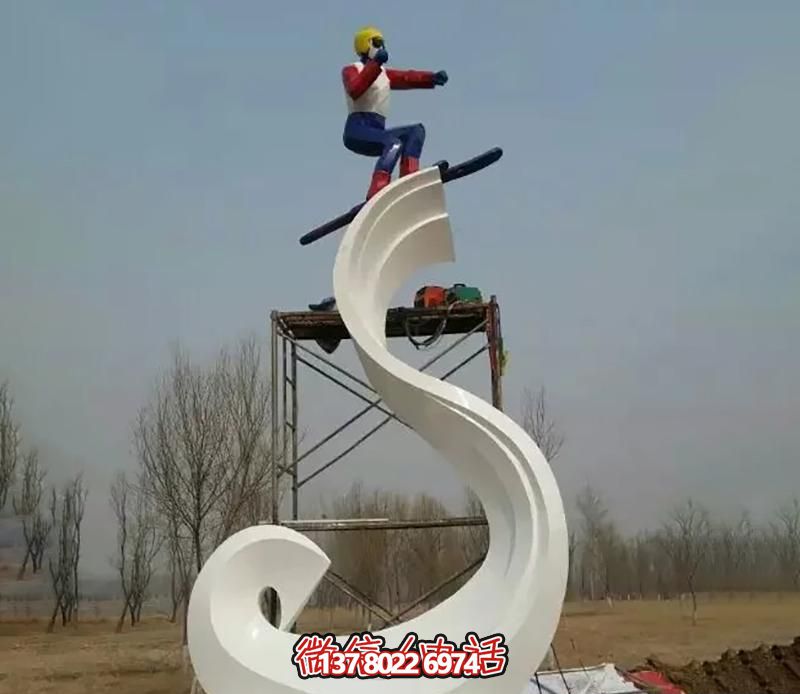 彩繪不銹鋼雕塑，把滑雪運(yùn)動(dòng)主題人物雕刻到廣場上