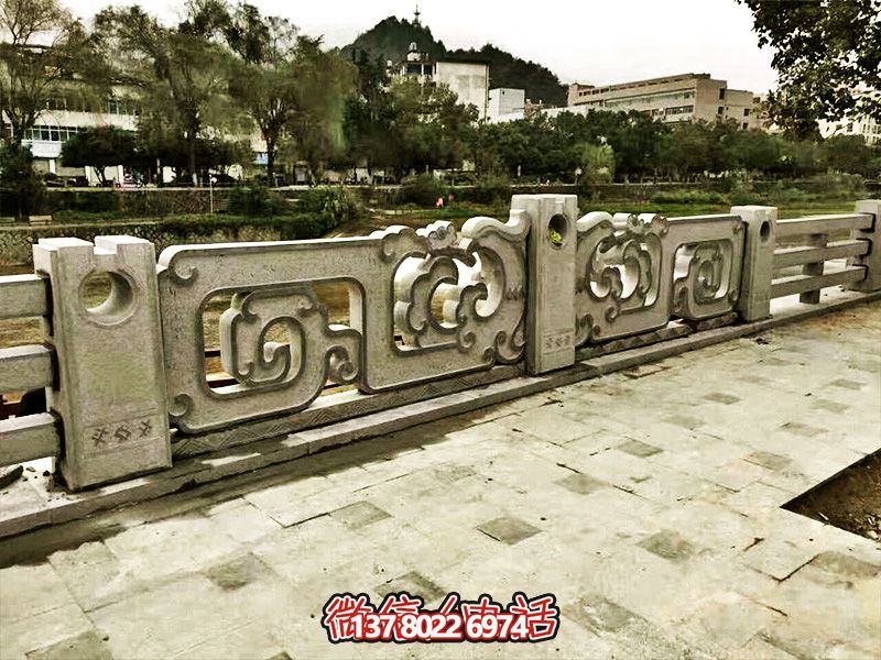 大理石石欄桿鏤空雕塑，讓湖邊的裝飾更加完美