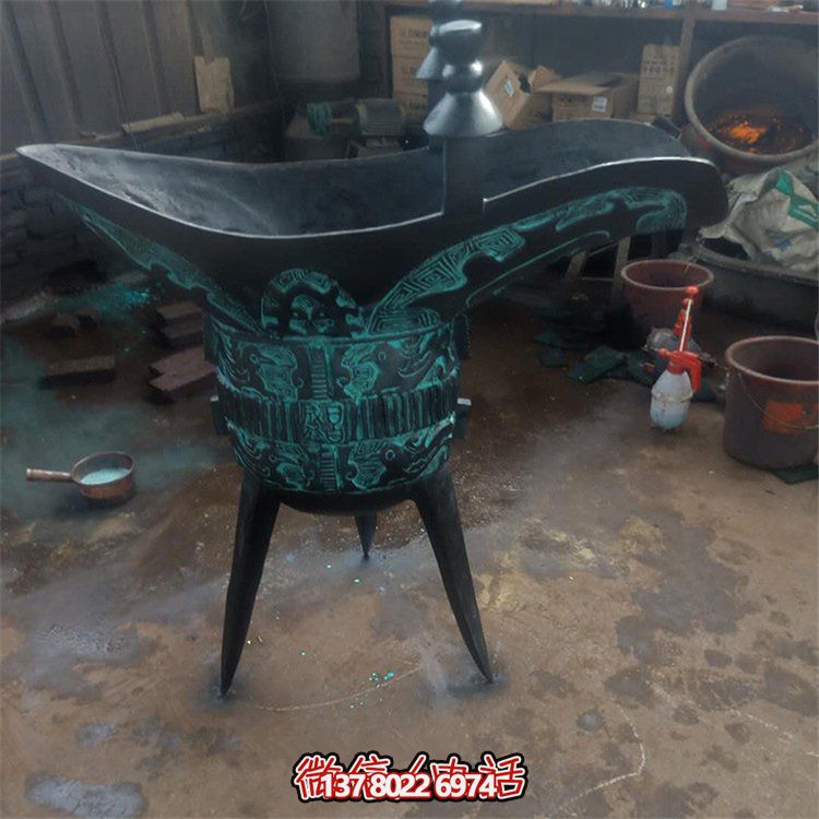 青銅仿古器皿，景觀雕塑擺放，點綴景區(qū)園林