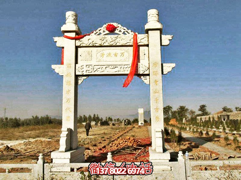 花崗巖簡易牌坊，擺放石墓地