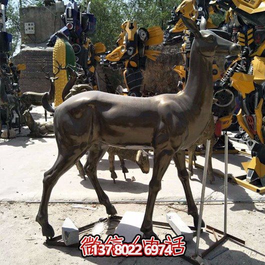 精美雕塑鹿，點(diǎn)綴園林景觀，增添藝術(shù)氣息
