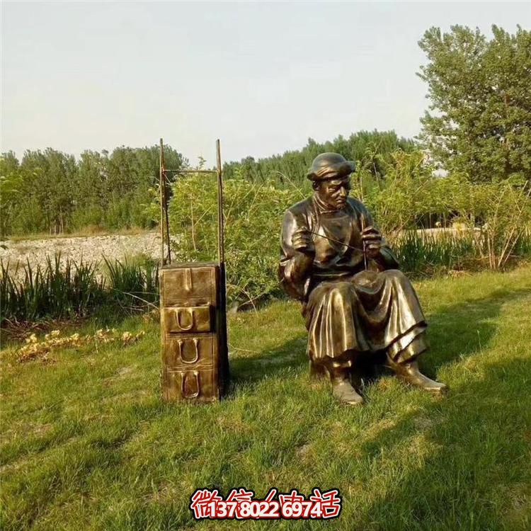 藝術(shù)精美的銅雕人物雕塑，點(diǎn)綴美麗的戶(hù)外園林景觀