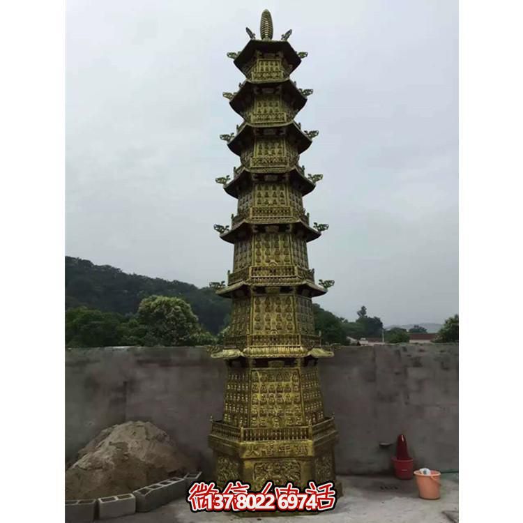 欣賞傳統(tǒng)文化，體驗(yàn)多層銅雕香爐的大型景區(qū)