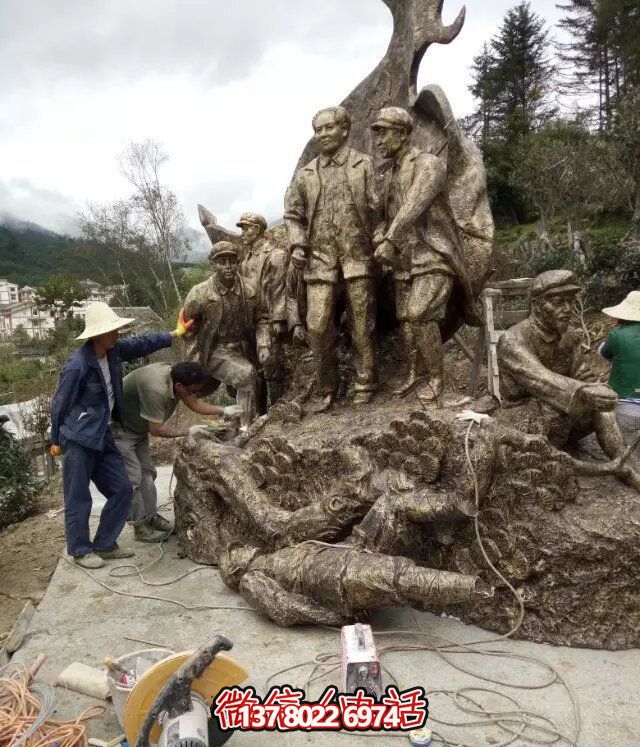 偉人紀(jì)念銅雕雕塑，讓廣場(chǎng)上洋溢著熱情