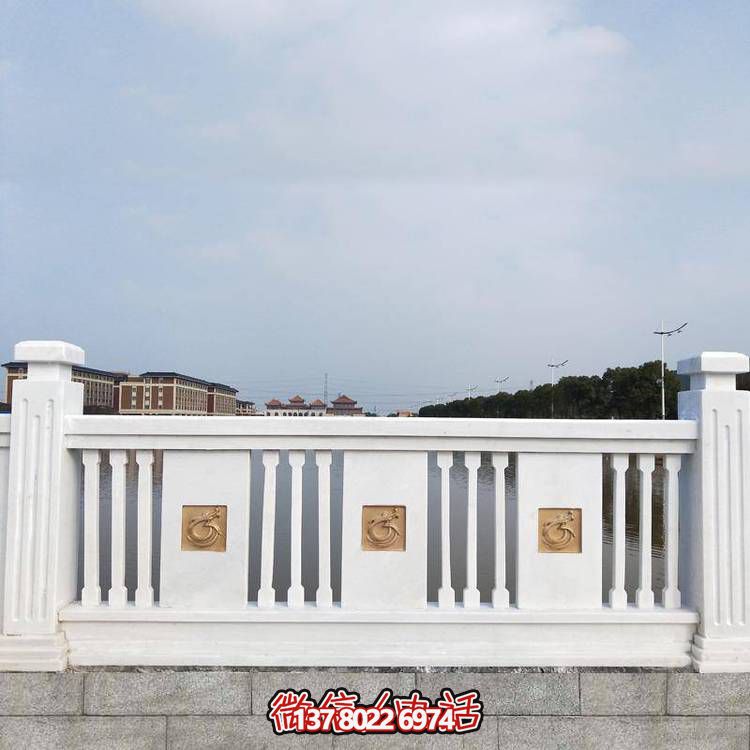 “羅馬柱式漢白玉歐式欄桿，為河道邊裝飾和防護(hù)”