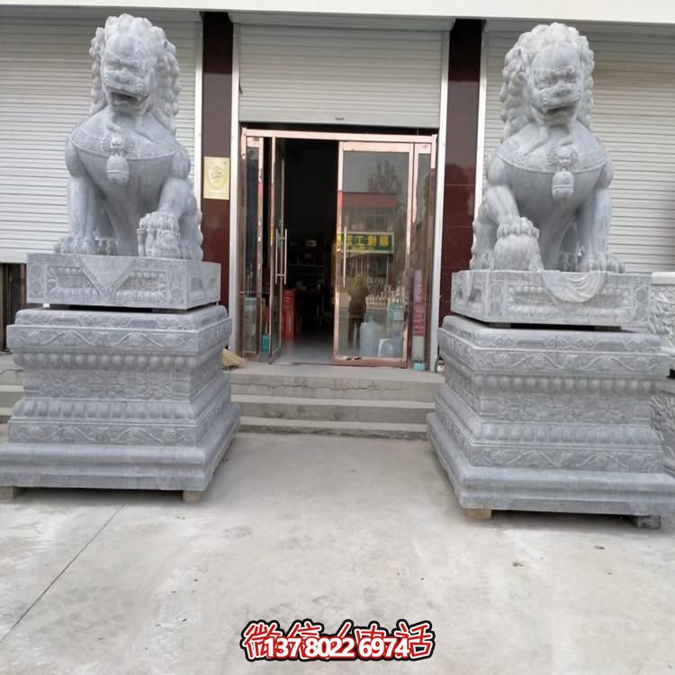 天然青石獅子雕塑，點(diǎn)綴景區(qū)大門