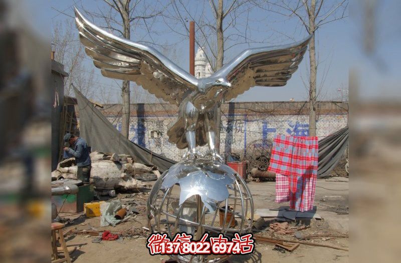 休息時(shí)刻，欣賞不銹鋼老鷹雕塑