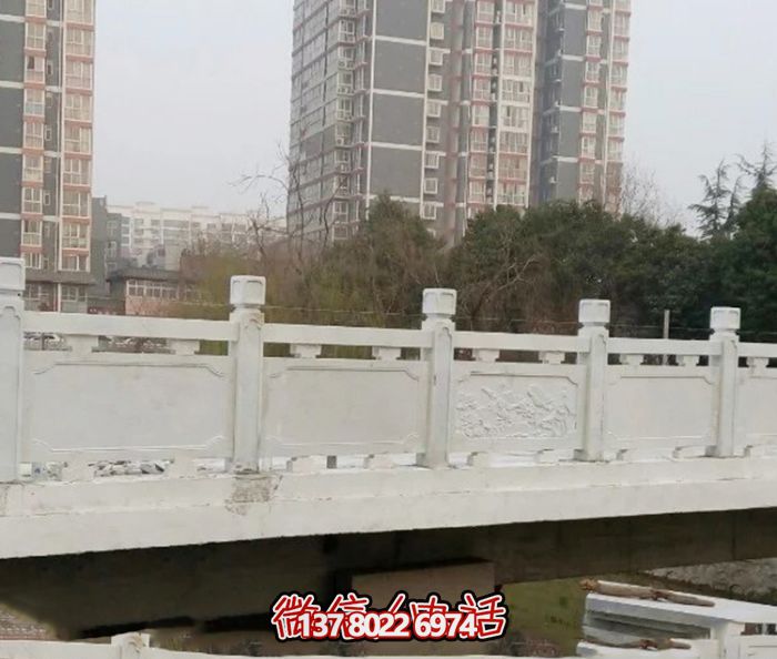 漢白玉鑲嵌欄桿，雕塑點綴美麗小區(qū)公園