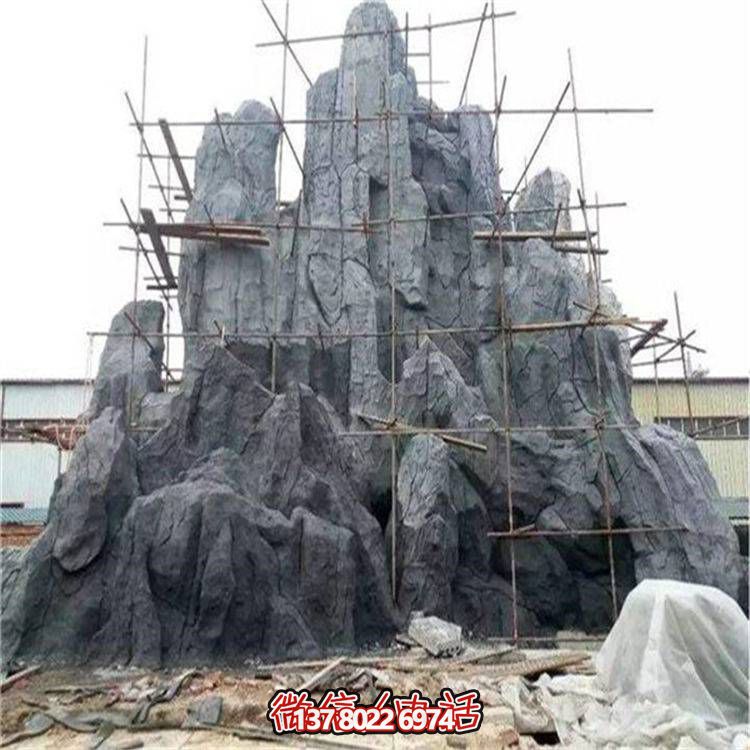 精美的大型石雕假山雕塑，為公園增添靈動之美