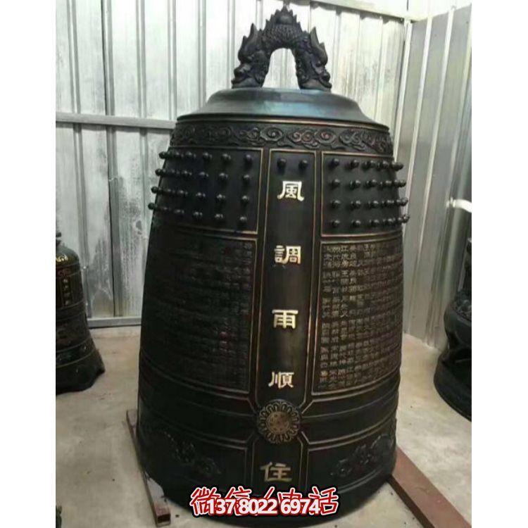 仿古風(fēng)格的大型銅鐘雕塑，祈福禮贊