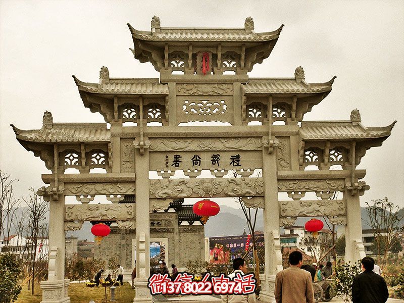 鏤空三門牌坊，點(diǎn)綴城市廣場(chǎng)