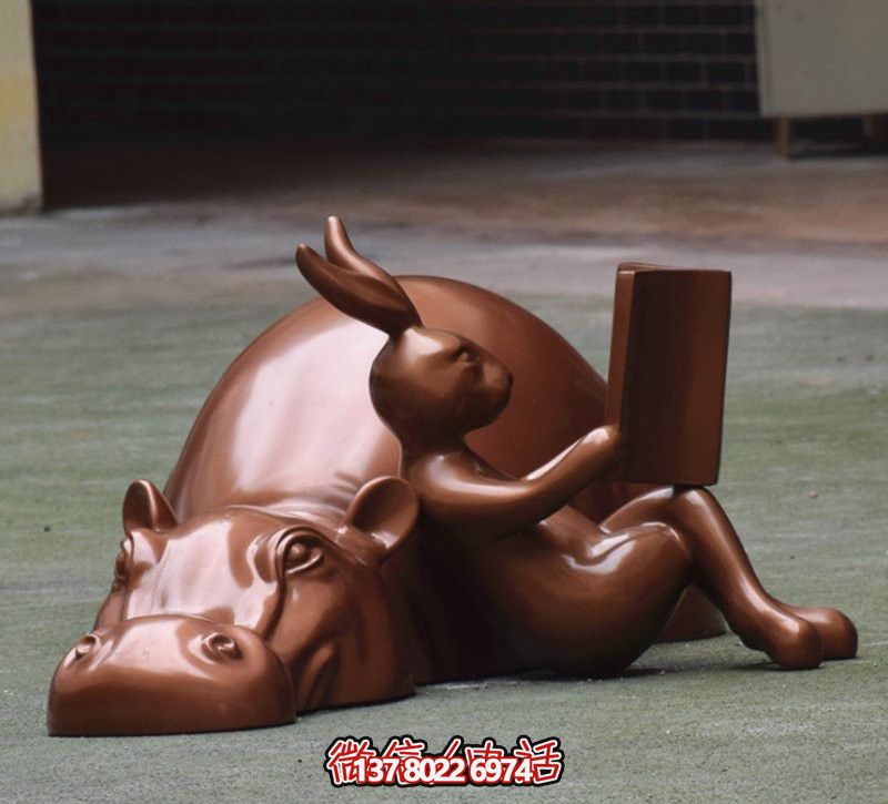 玻璃創(chuàng)意海馬雕塑，擺放于場內(nèi)，點綴你的生活