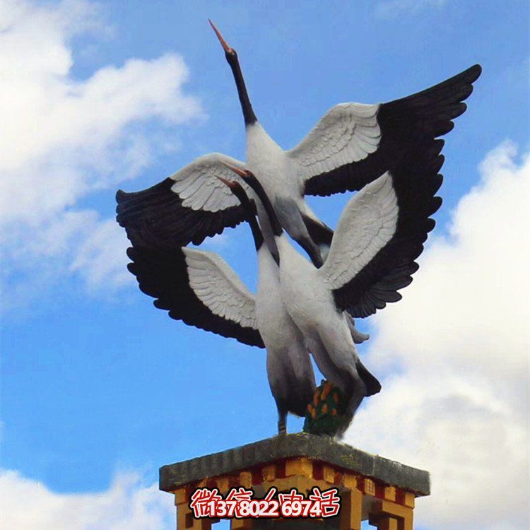 大型玻璃鋼仿真仙鶴雕塑，為公園廣場擺放