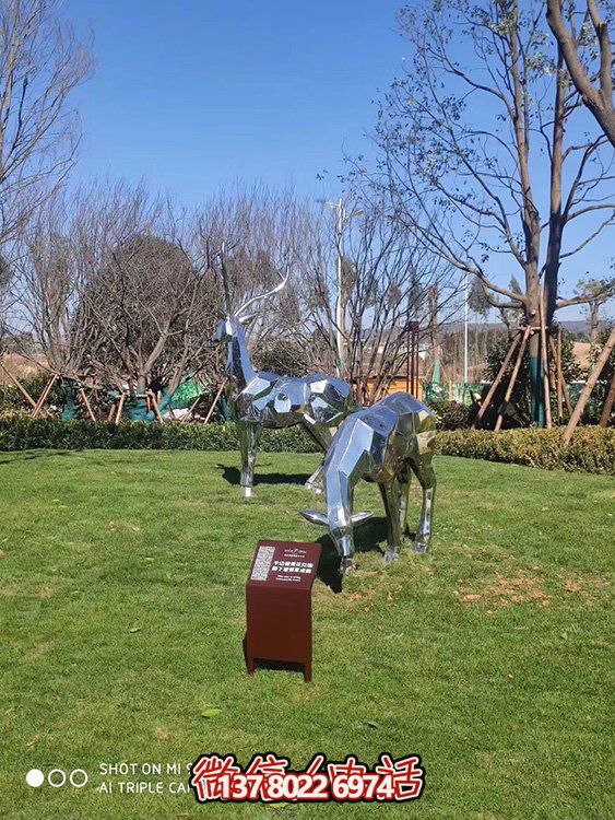 不銹鋼塊面鹿，抬頭鹿，低頭吃草的梅花鹿