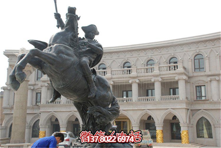 酒店廣場(chǎng)擺放鑄銅西方騎馬人物雕塑