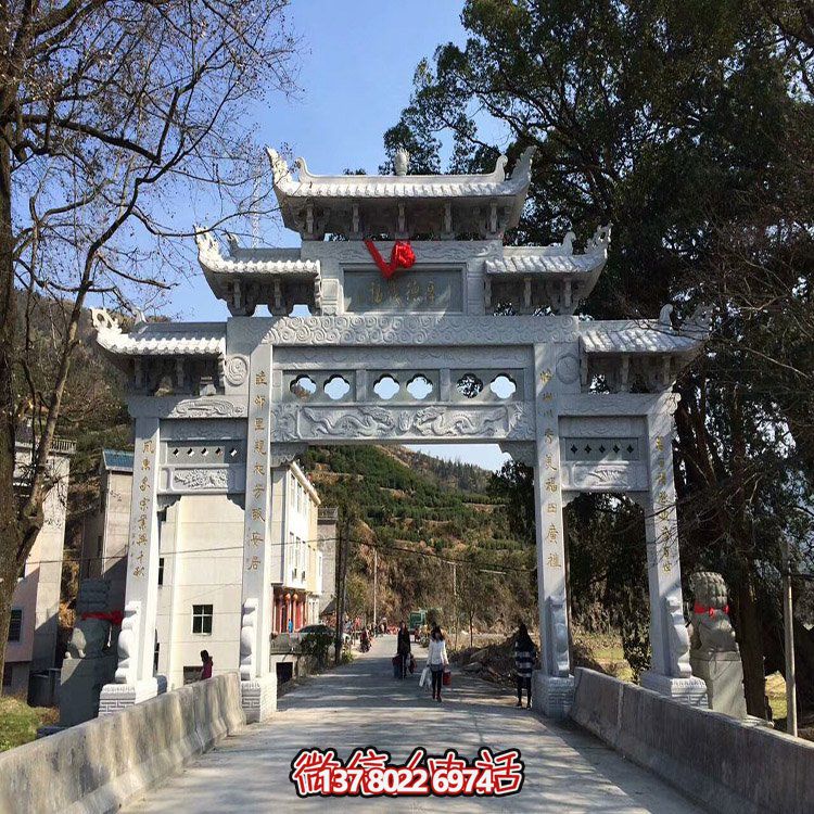 村口石牌坊，三間四柱石雕牌樓