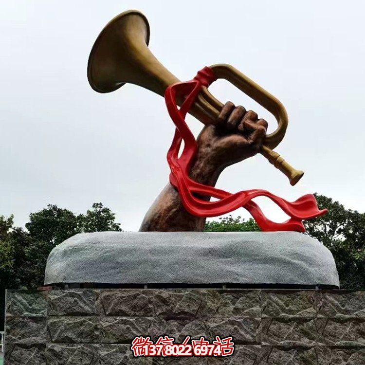 景點(diǎn)擺放玻璃鋼仿銅吹響勝利號(hào)角主題人物雕塑