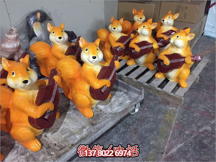 幼兒園一群彈吉他的玻璃鋼松鼠雕塑 幼兒園一群彈吉他的玻璃鋼松鼠雕塑