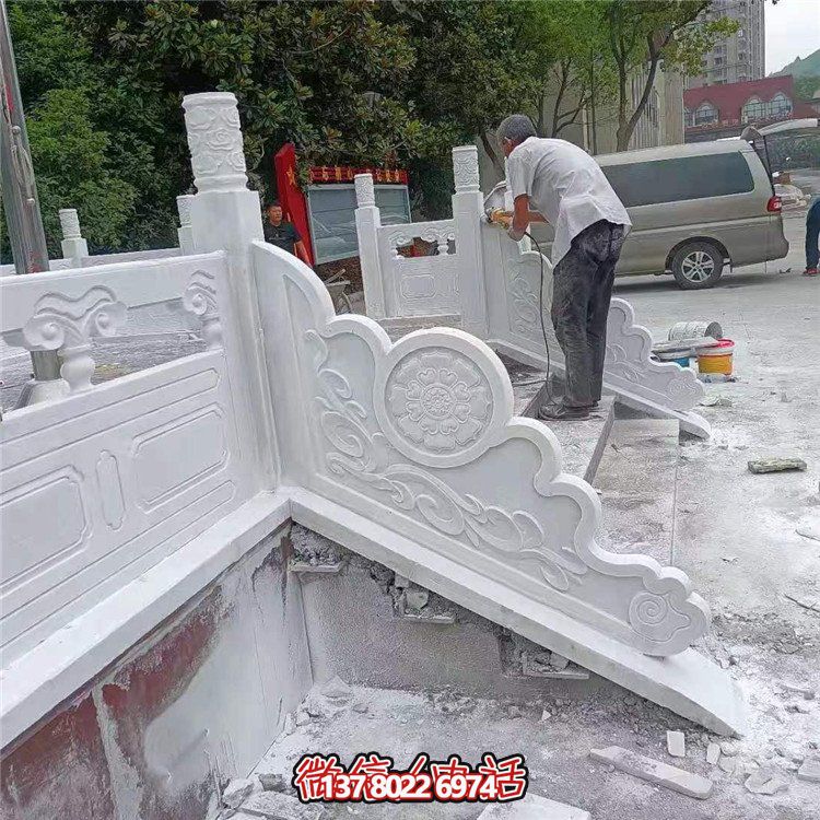 漢白玉旗臺欄板欄桿安裝，細(xì)節(jié)打磨處理