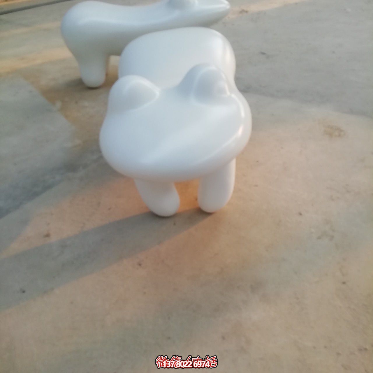 商場室內(nèi)擺放卡通青蛙凳子玻璃鋼雕塑