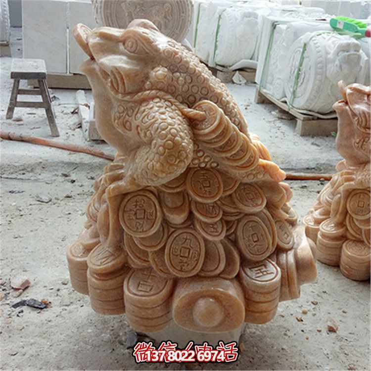 公園里擺放的叼著一串銅錢(qián)的晚霞紅石雕創(chuàng)意金蟾雕塑 公園里擺放的叼著一串銅錢(qián)的晚霞紅石雕創(chuàng)意金蟾雕塑