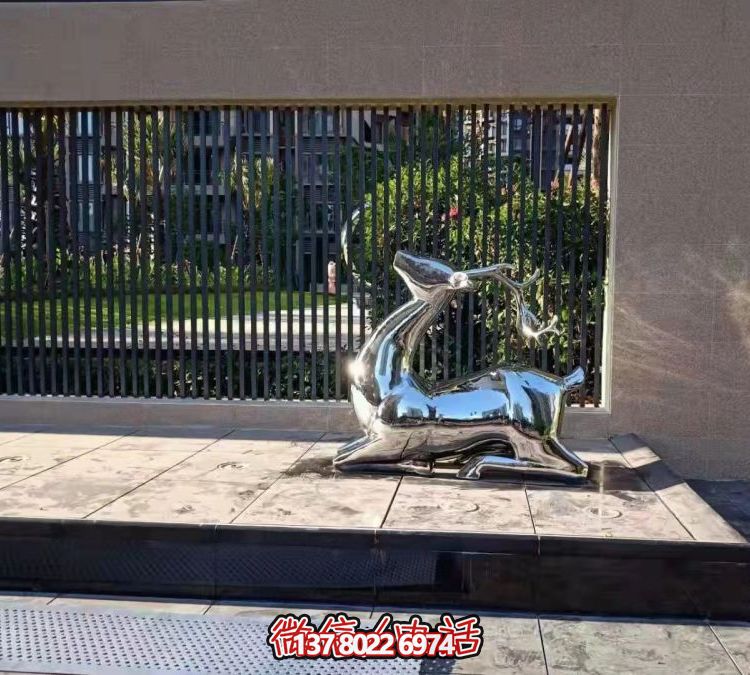 抬頭跪地鹿雕塑，地產(chǎn)售樓部鏡面不銹鋼鹿動物擺件
