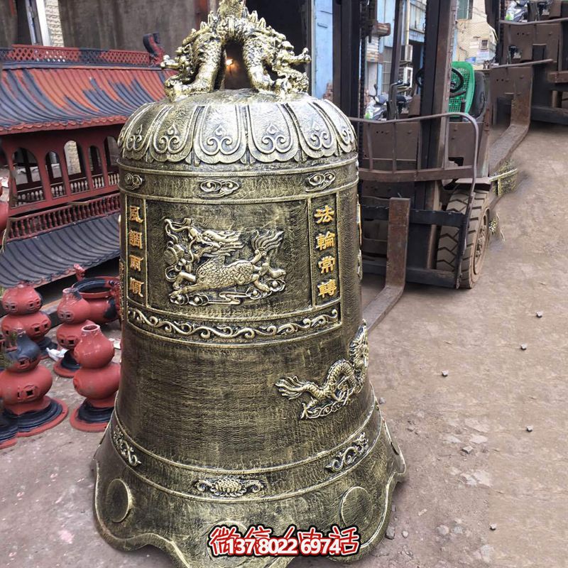 景點(diǎn)擺放大黃銅鐘