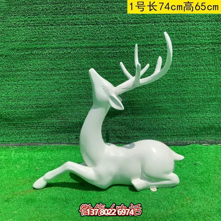 白色的梅花鹿，臥姿，仰頭，可上色