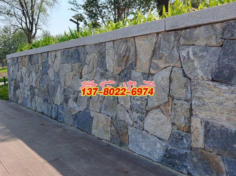 景石碎拼景觀墻：自然與藝術交融的景觀雕塑，石雕工藝的質(zhì)樸美學呈現(xiàn)