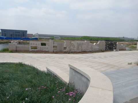 蘆葦湖景墻：鳴琴戴星，長(zhǎng)26米，高2